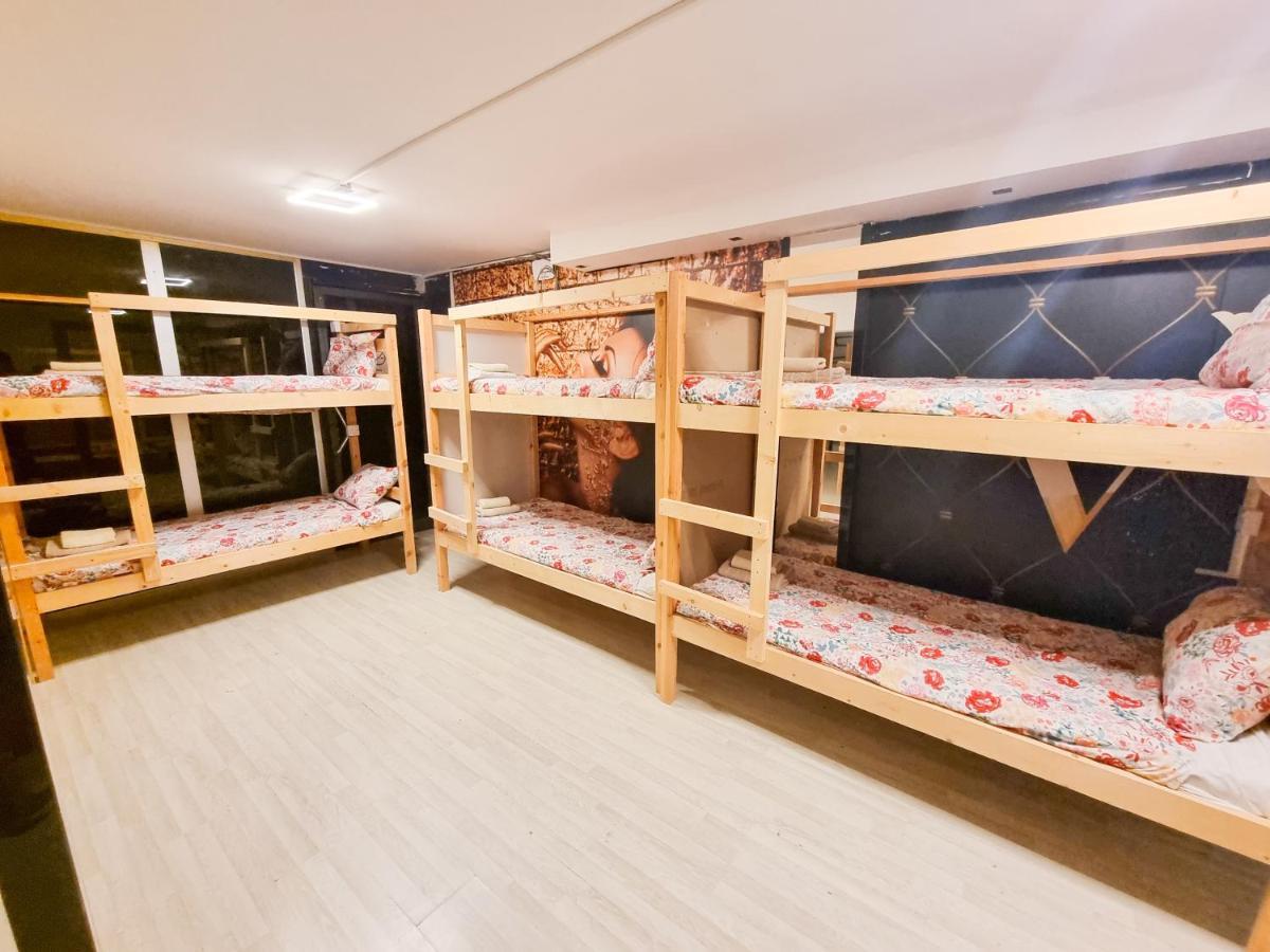 Unique City Hostel 100 Meters From Beach 라르나카 외부 사진