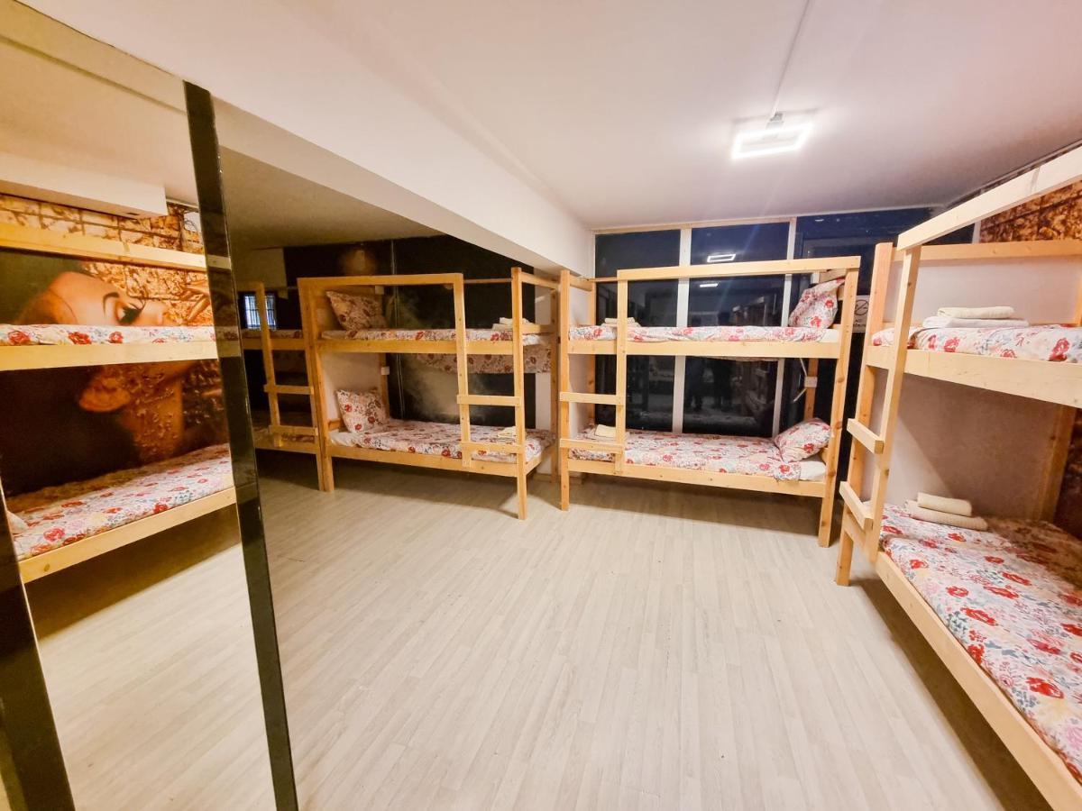 Unique City Hostel 100 Meters From Beach 라르나카 외부 사진
